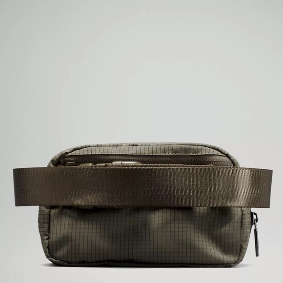 Lululemon Everywhere Belt Bag Carob Brown Crossbody Sling Bag Nwt - Picture 5 of 6